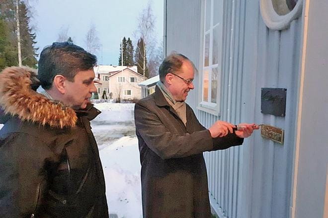 Etelä-Pohjanmaan kotiseutu- ja museoyhdistyksen lauantaina rakennukselle myöntämä palkintokilven kiinnittivät keskiviikkona paikoilleen sivistystoimenjohtaja Esa Kaunisto ja kaupunginjohtaja Vesa Koivunen.