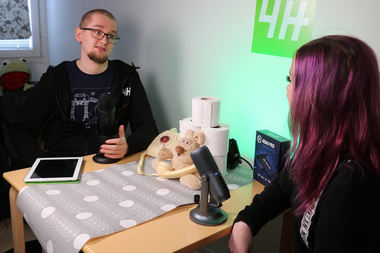 Kalle Ålander ja Sarita Kuronen testaavat, että laitteet ovat valmiina iltapäivän ensimmäiseen live-lähetykseen.