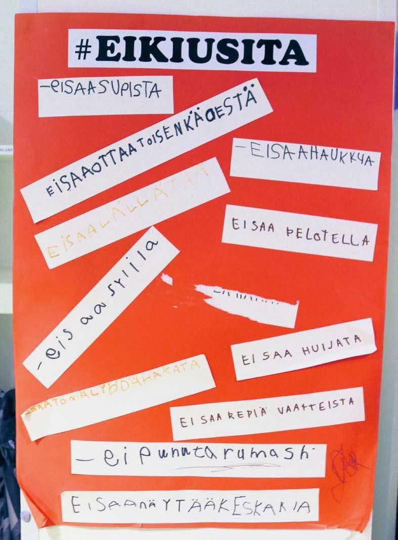 Lasten ajatuksia kiusaamisesta. Tämä taulu kiinnitti kampanjan huomion.