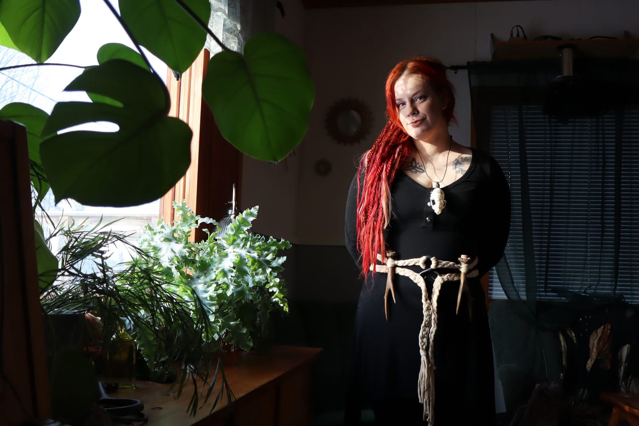 Jurvalainen Mea Ihanamäki-Pelkonen valmistaa eläinten luista koruja, asusteita, koristeita sekä muistoesineitä lemmikeistä.