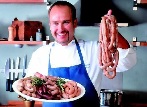 Itse tehtyä . Jaakko Nuutilan lihamakkara on tehty naudan- ja sianlihasta.