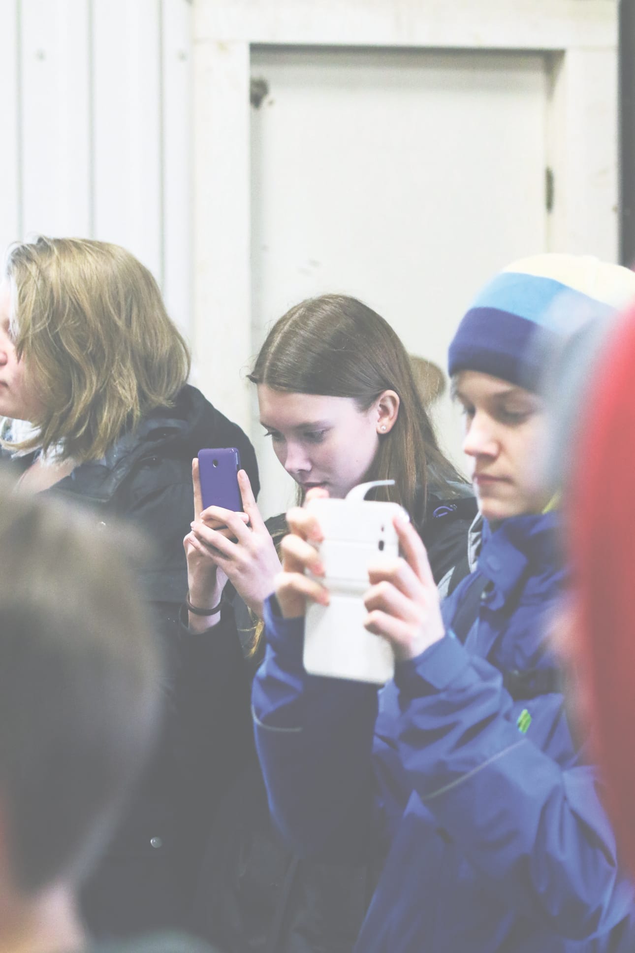 Milla Aronpää ja Joona Tiikkaja kuvaavat materiaalia tänä keväänä avattavalle Perunamarkkinoiden Instagram-tilille. Vierellä vasemmalla Kaisa Alaraappana. Heidän lisäkseen yrittäjyysluokan Perunamarkkinatiimiin kuuluvat Leevi Ilmola ja Lauri Isokääntä.