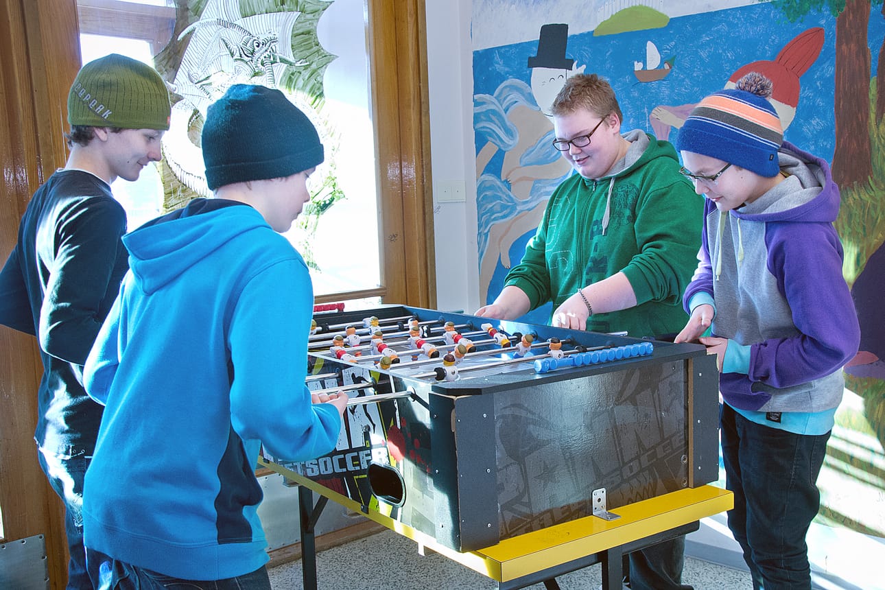 Petri Kyllönen, Toni Saapunki, Jyri Määttä ja Aapo Rontti viettivät tiistaina ruokavälituntia pöytäjalkapalloa pelaten.