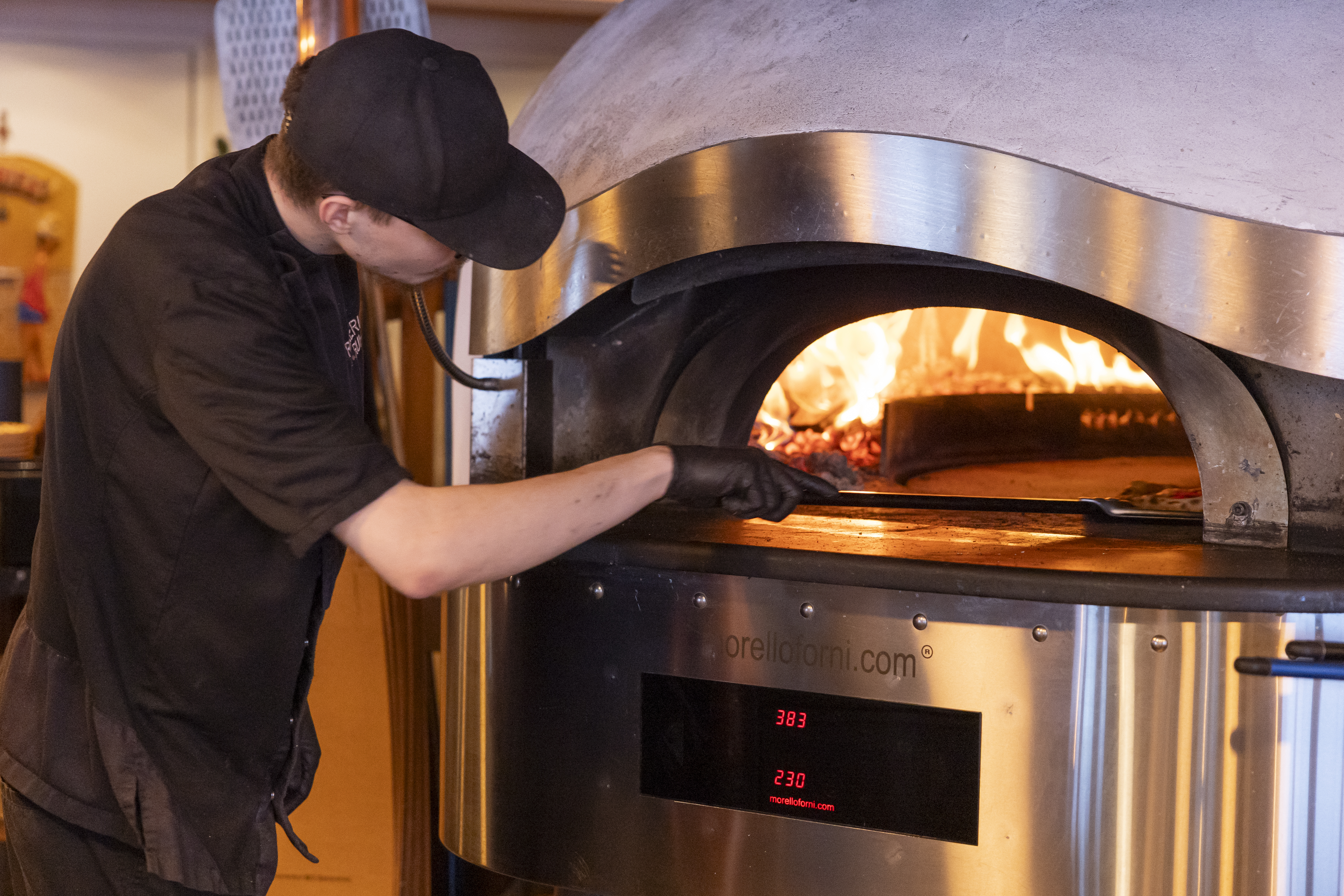 Italialaisen pizzauunin paistolämpötila, 383 astetta, on Takkusen mukaan lähes täydellinen. 230 astetta on pyörivän kivialustan lämpötila.