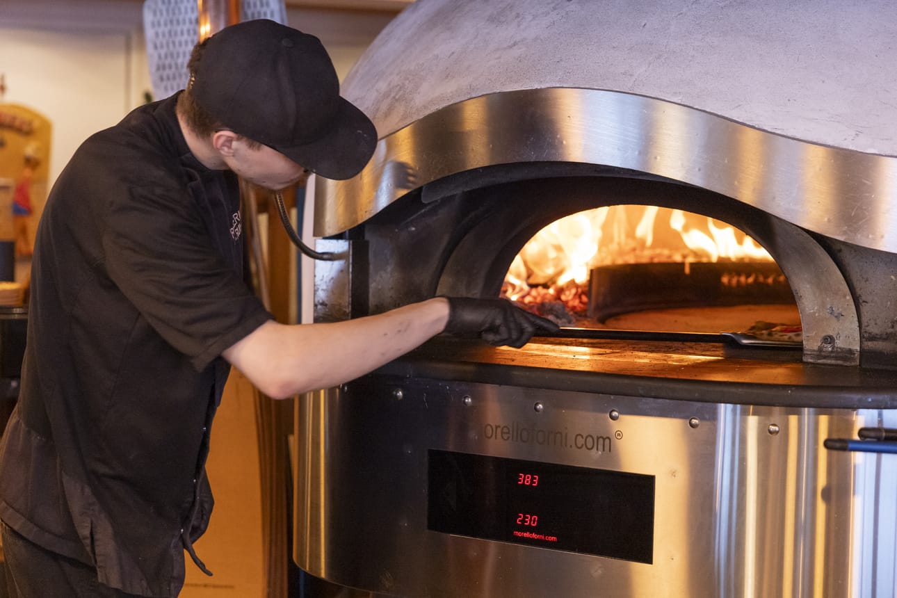 Italialaisen pizzauunin paistolämpötila, 383 astetta, on Takkusen mukaan lähes täydellinen. 230 astetta on pyörivän kivialustan lämpötila.