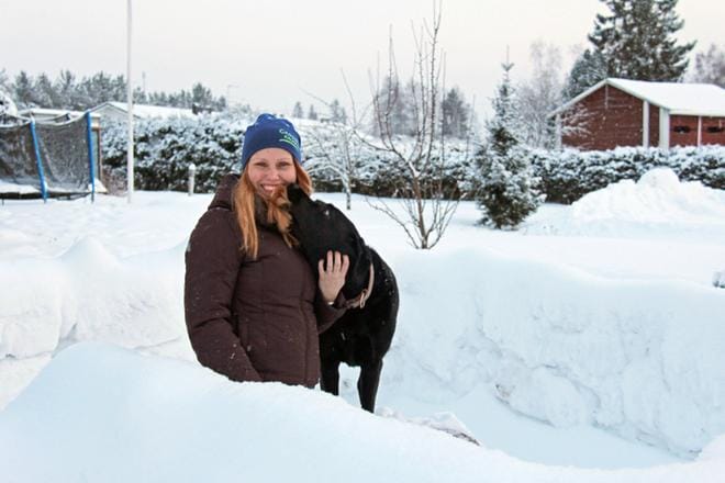 Kauhavalainen Saara Kokko valittiin vuoden 2021 pohjalaiseksi luokanopettajaksi. Dille-koira onnittelee lämpimästi. KUVA: MIA KÄRKKÄINEN