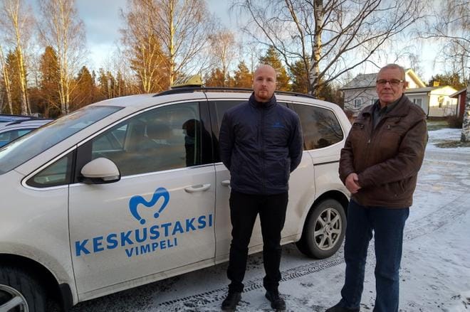 -Mittari päälle ja menoksi, ei siinä sen kummempaa, uskoo Toni Hannila (vas.), vieressä taksiveteraani Hannu Mäkelä. Hannilan autoon mahtuu kuskin lsäksi kuusi asiakasta. KUVA: MIIANELLA HERRALA
