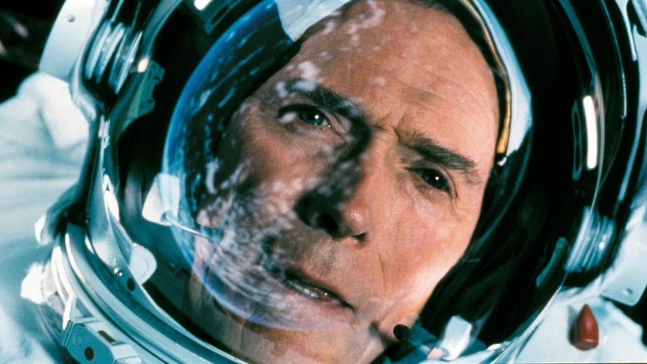 Space Cowboyssa jo ikämiehiksi ehtineet entiset astronauttikokelaat pääsevät avaruuteen. Yksi heistä on Frank Corvin (Clint Eastwood).