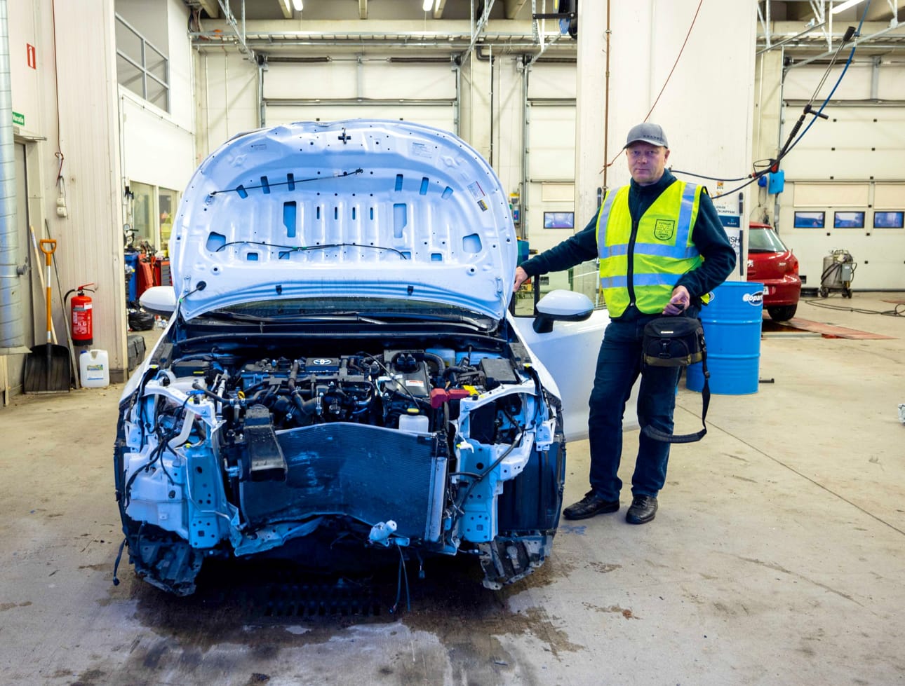 Tapio Kyngäs tutkii onnettomuudessa ollutta hybridiautoa.