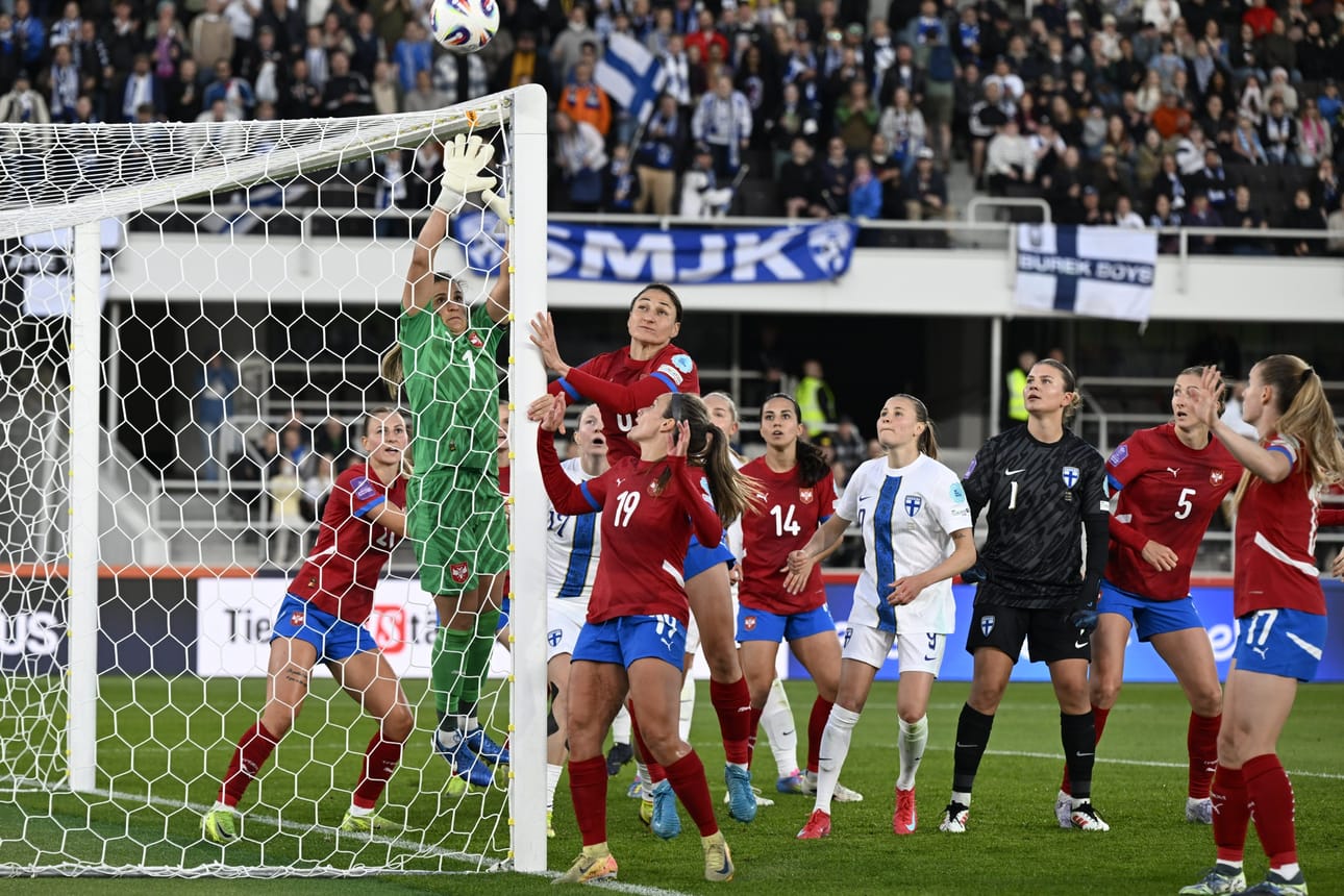 Serbian maalivahti Milica Kostic tavoitteli palloa 1-1 päättyneessä Suomen ja Serbian välisessä Kansojen liigan ottelussa. LEHTIKUVA / Emmi Korhonen