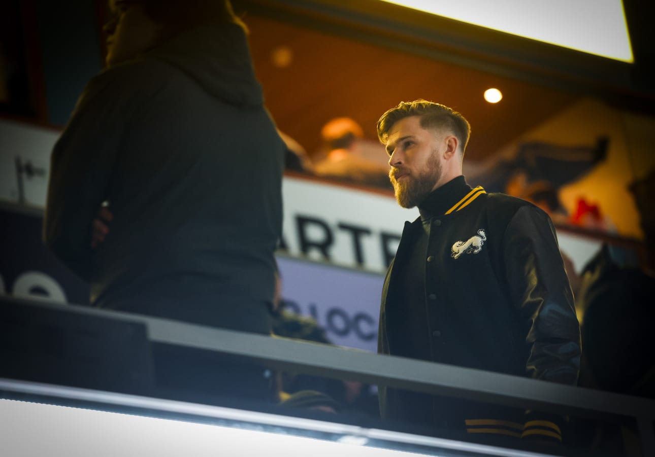 Jani Hakanpää seurasi Kärpät–SaiPa-ottelua vielä siviilit päällä.
