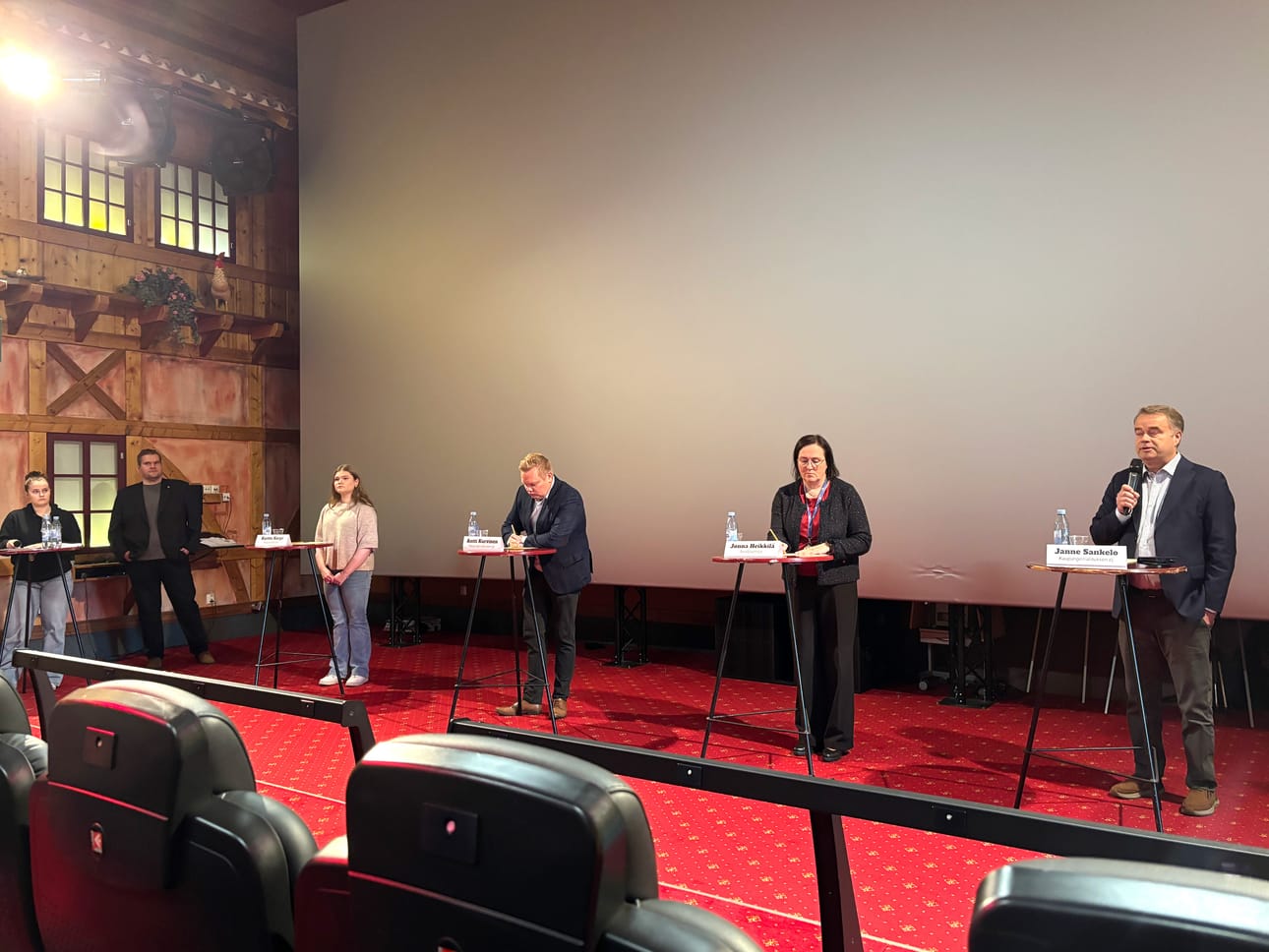 Kunnallispoliittisen päätöksenteon paneeliin osallistuivat Kauhavan kaupunginhallituksen puheenjohtaja Janne Sankelo, sivistysjohtaja Jonna Heikkilä, kaupunginvaltuuston puheenjohtaja Antti Kurvinen sekä nuorisovaltuuston Kerttu Korpi. Paneelia juonsi Pinja Lahti Härmän lukiosta.