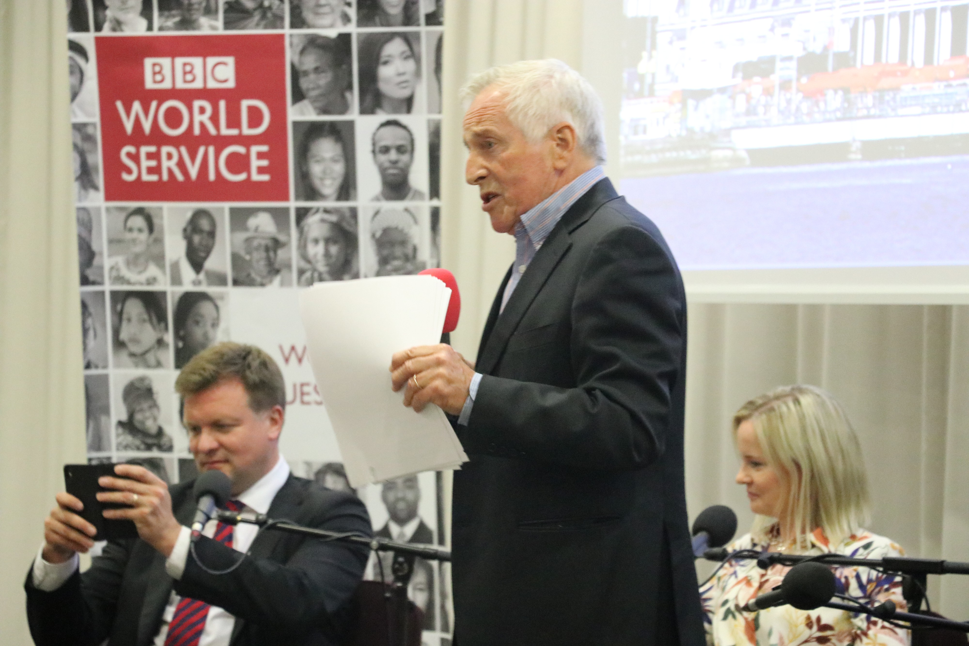 Keskustelua johtanut Jonathan Dimbleby pyysi pariin otteeseen puheenvuoroja juuri suomalaisilta yleisön jäseniltä, kun maahanmuuttokeskustelusta pyrittiin eteenpäin muihin aiheisiin. Takana Ville Skinnari ja Riikka Purra.