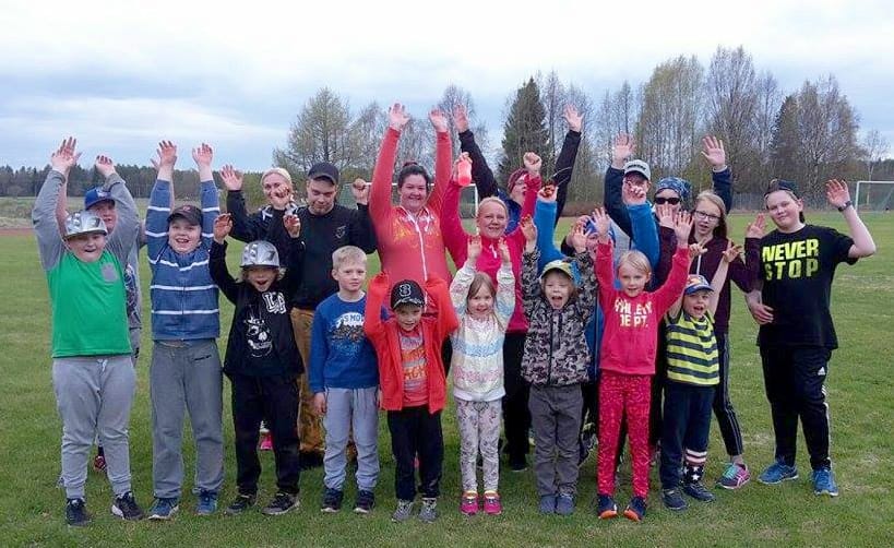 Maanantaina otettu kuva kertoo illan innokkuudesta yleisurheilua kohtaan! Kuva Esa Saaranen