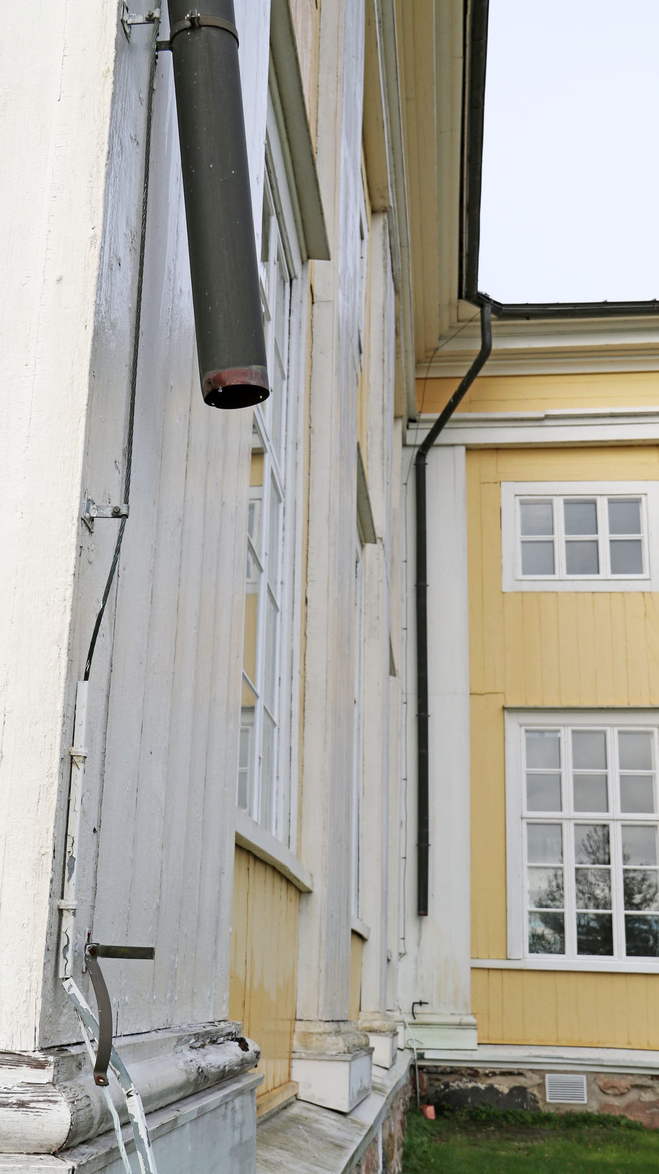 Varkaat päättivät ryöstää kuparirännit niin korkealta kuin onnistuivat. Kaikkiaan kirkosta vietiin 11 ränninpätkää.