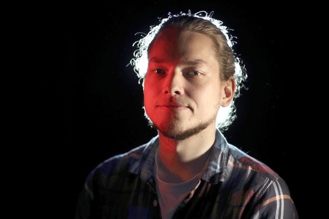 Toimintapelien maailma on yhä avoimempaa kaikille, sanoo Nordic Rumble -taistelupelitapahtuman vastaava tuottaja Kivi Laakso. – Mielikuva hikisistä pojista pimeissä luolissa ei enää päde. KUVA: HEIKKI HAKANEN