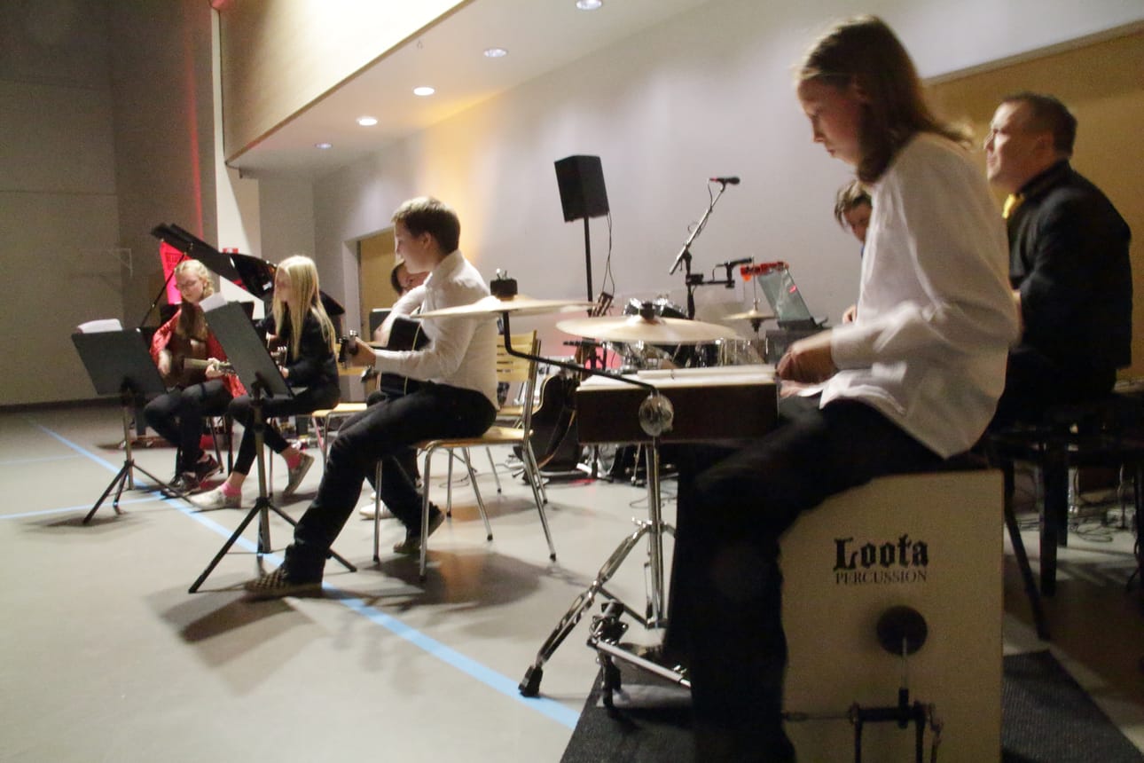 UCC-yhtye veti Jori Sjöroosin säveltämän sekä Mira Luotin ja Paula Vesalan sanoittaman Joutsenet-biisin musiikkiopiston konsertissa Haapavedellä.