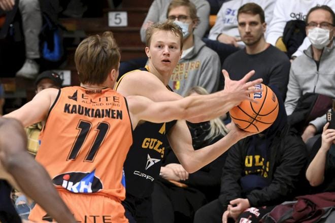 Seagullsin Lassi Nikkarinen (oik.) ja Karhu Basketin Severi Kaukiainen Korisliigan ottelun tiimellyksessä lauantaina Helsingissä. Kuva: Heikki Saukkomaa / Lehtikuva