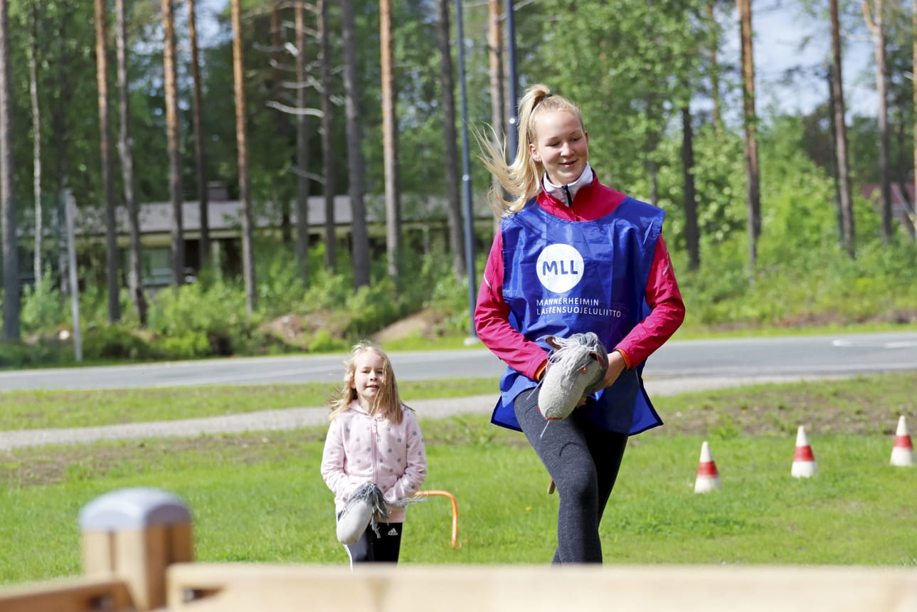 Ohjattu leikkipuistotoiminta on ollut suosittua. Tällä viikolla Lakarin koulun pihalla on muun muassa laukattu keppihevosilla.