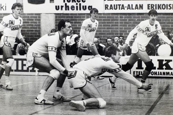 Pekka Toppari (toinen vasemmalta) oli pitkään Seinäjoen Maila-Jussien lentopallojoukkueen luottopelaaja, mutta kävi pelaamassa myös yhden kauden Espanjassa. KUVA: ILKKA-POHJALAISEN ARKISTO