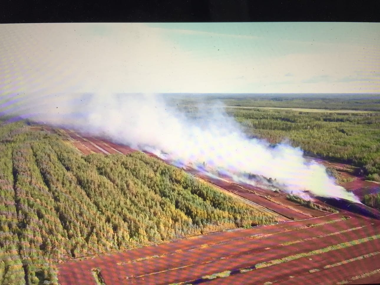 Jokilaaksojen pelastuslaitos tarkasti paloaluetta miehittämättömällä lennokilla.
