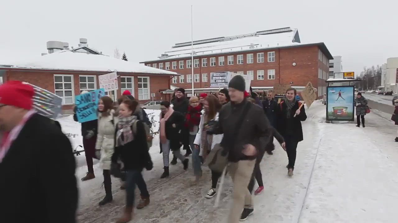 Lukiolaiset osoittavat mieltään lukioitten puolesta