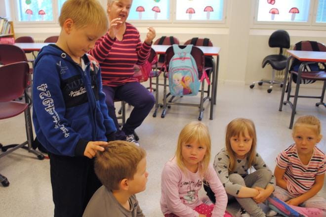 Bulleri, bulleri bock, gissa, hur många horn står opp, loruttelevat eskarilaiset Katariina Sallilan vetäminä. Jimi arvuuttaa ja Veikon vuoro on arvata, onko sarvia yksi vai kaksi, ett eller två. KUVA:EEVA-LIISA KULJU