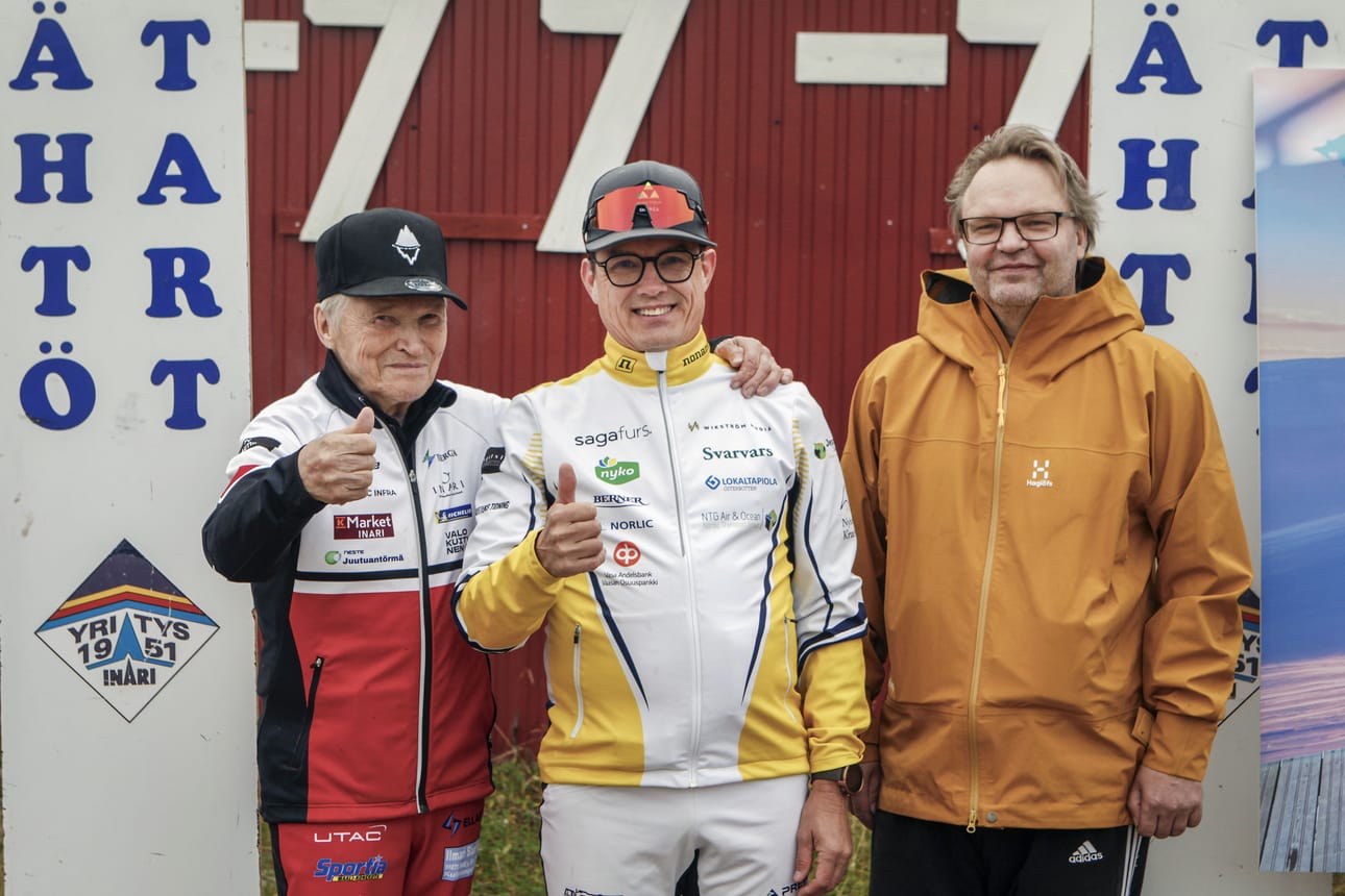 Kävelijä Tomas Wikblom (kesk.) sekä huoltajat Kari Kyrö ja Heikki Haapamäki hyväntuulisina kävelyn starttipaikalla Juutuanvaaran hiihtostadionilla.