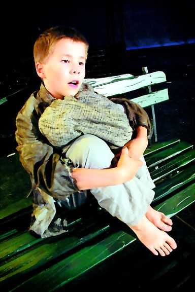 Oliver. Samuli Kakko on eloisa ja vastustamaton Oliver!-musikaalin nimiroolissa.