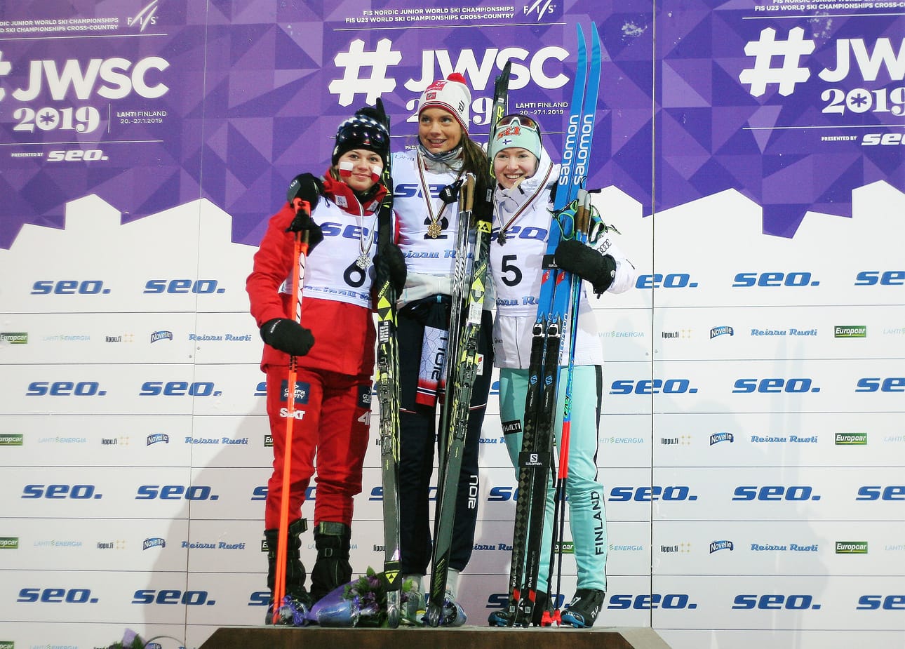 Anita Korva (oik.) sivakoi MM-pronssia Lahdessa. Puolan Monika Skinder (vas.) oli kakkonen ja Norjan Kristine Skistad voitti mestaruuden.