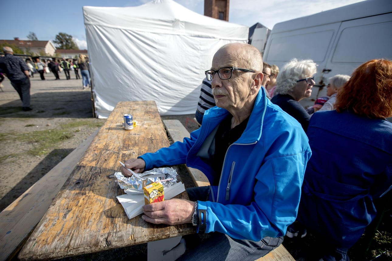 Kaiken maailman street foodia oli tarjolla mutta entinen raahelainen ja nykyinen taivalkoskelainen Martti Pesämaa päätti ottaa supisuomalaisia voissa paistettuja muikkuja.