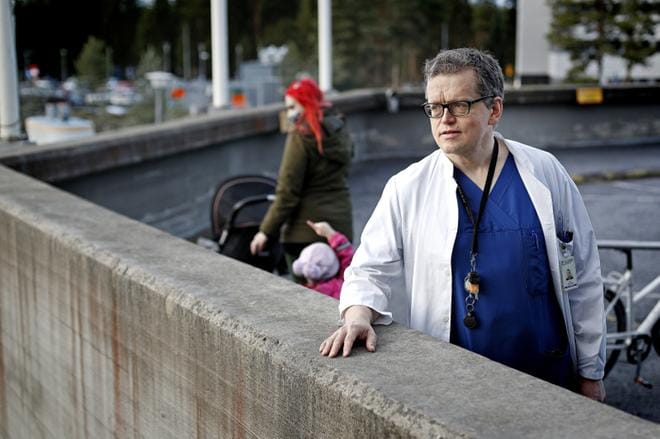Ortopedian osastonylilääkäri Ville Sumuvuori Seinäjoen keskussairaalasta iloitsee tekonivelleikkausten onnistumisista, mutta toteaa, että aina pitää muistaa kehittyä. Kuva: Kari Löfhjelm