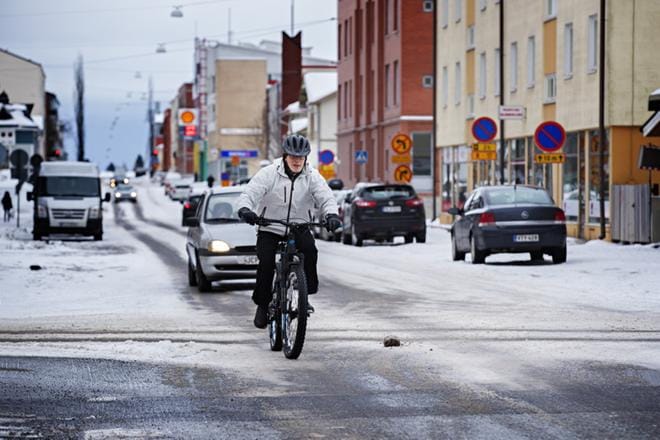 Vaasalainen Sture Erickson kehui sähköpyörän koeajokyytiä miellyttäväksi, vaikka lauantainen myrskytuuli riepotteli ja Vaasan kadut ovat kaikkea muuta kuin keväiset. KUVAT: MINNA ANTILA