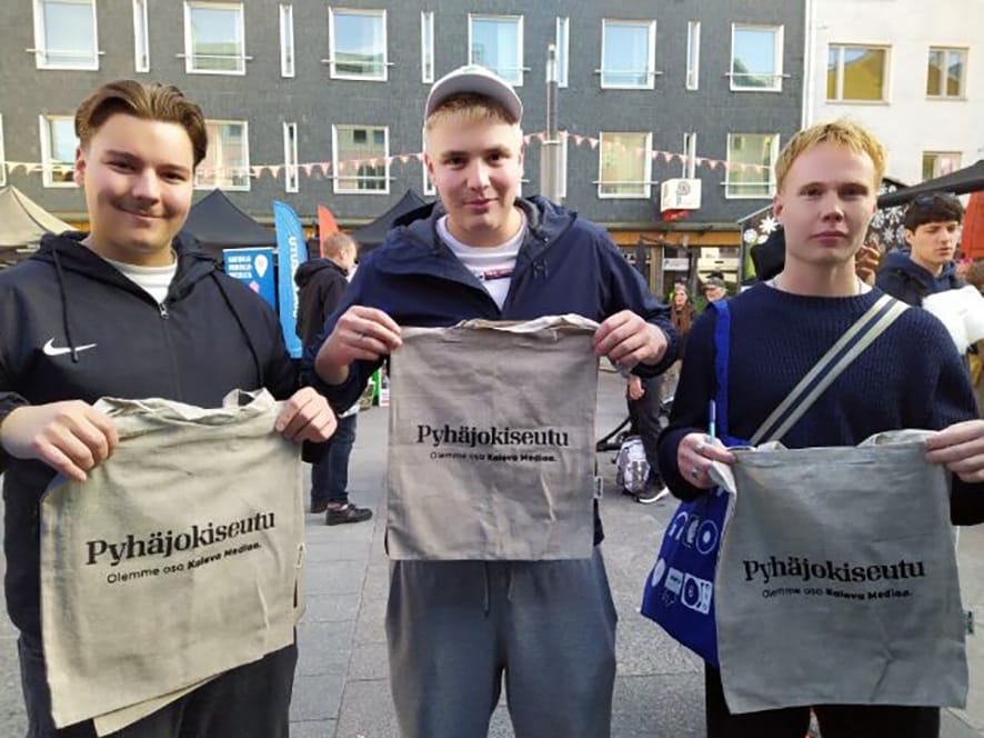 Nämä nuorukaiset kävivät Oulussa järjestetyssä mediapäivässä Pyhäjokiseudun osastolla ja saivat kestokassit muistoksi.