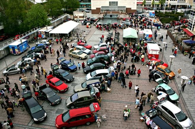Kymmenen vuoden takainen kuva näyttää, miten peräkonttikirppikset täyttivät torin tuohon aikaan. Samaan tyyliin autot ohjataan paikoilleen tälläkin kerralla.
