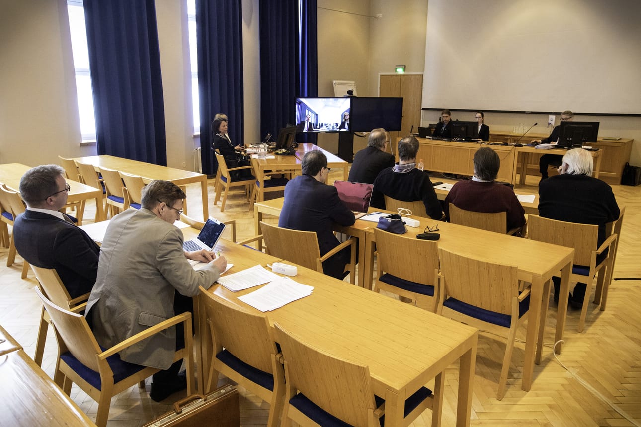 Lapin aluehallintoviraston juhlasali näytti Kittilän kuntakäräjien valmisteluistunnossa varsin tyhjältä. Ennakkoarvio oli, ettei syytettyjen suuren lukumäärän vuoksi juttua ei voida istua Lapin käräjäoikeuden tiloissa.