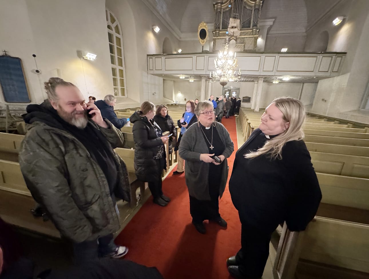 Kirkossa jo ehti tulla onnittelusoittoja puoliso Markus Kapraalin puhelimeen. Tuuli Kapraalin edeltäjä Tornion kirkkoherrana oli vaalilautakunnan puheenjohtaja Mirja-Liisa Lindström.