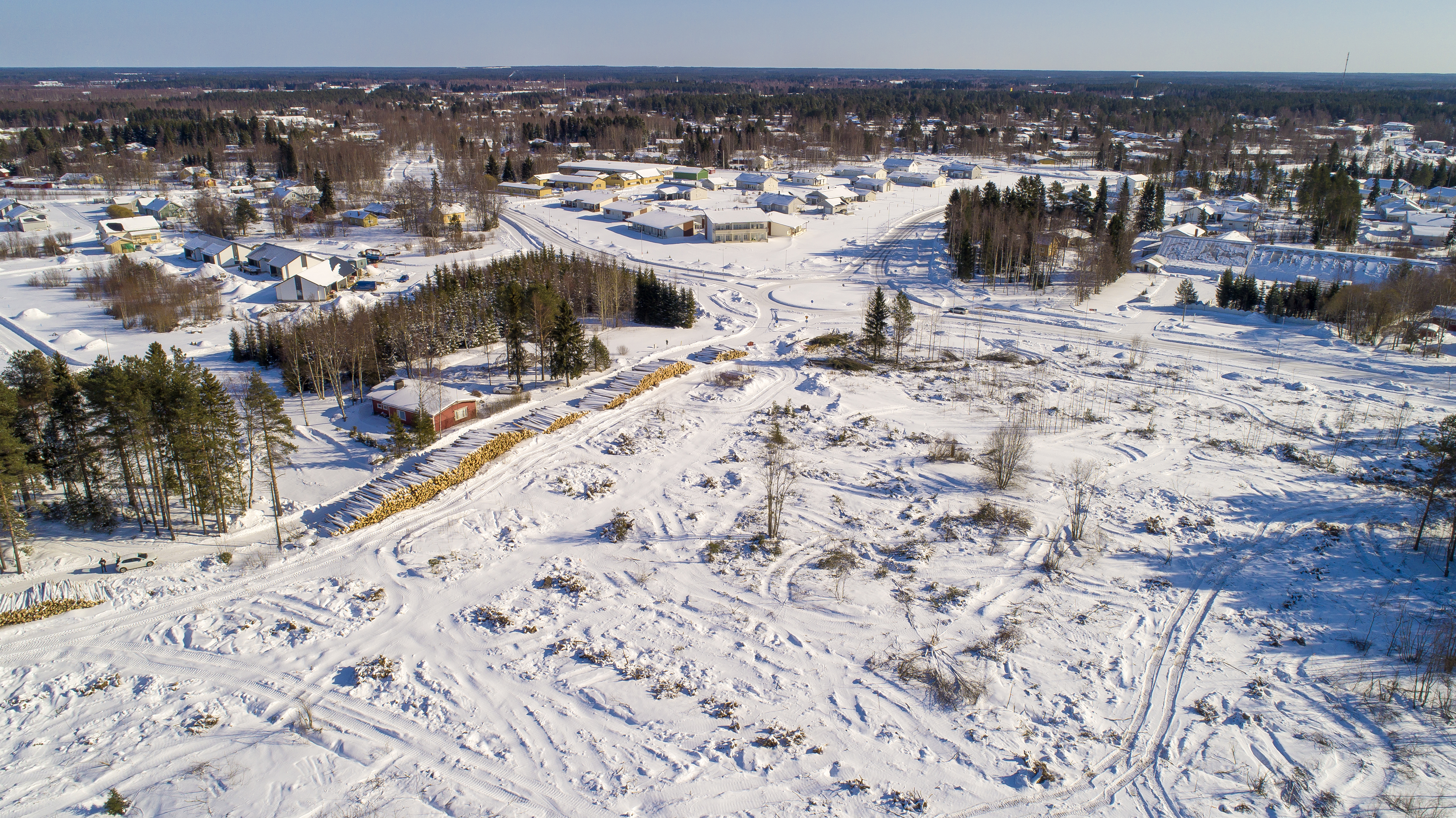 Metsä on kaadettu Pyhtilänkankaan asuntoalueen tieltä. Etäämpänä näkyy Antinkankaan koulu, jonne lähimmiltä tonteilta tulee olemaan vain parisataa metriä matkaa.