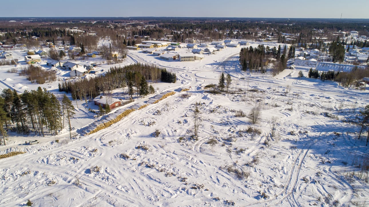 Metsä on kaadettu Pyhtilänkankaan asuntoalueen tieltä. Etäämpänä näkyy Antinkankaan koulu, jonne lähimmiltä tonteilta tulee olemaan vain parisataa metriä matkaa.