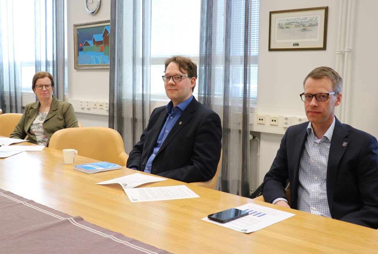 Hallintojohtaja Liisa Salo, kaupunginhallituksen puheenjohtaja Teemu Hakala ja kaupunginjohtaja Vesa Rantala tiedottivat Kauhavan vuoden 2022 tilinpäätöksestä.