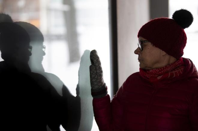 Korona on tuonut ikävän etäisyyden tukihenkilön ja potilaiden väliin. Britt-Marie Herrgård ei voi ottaa riskiä, että tartuttaisi koronan potilaaseen tai tämän omaisiin. KUVA: JARNO PELLINEN