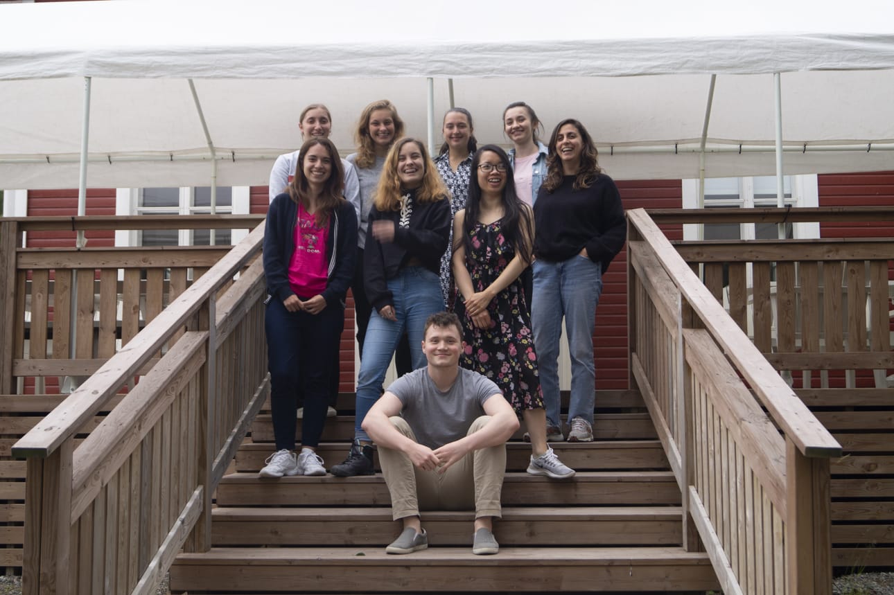Leiriläiset yhteiskuvassa. Takarivissä vasemmalta Emilie Bødker Tanskasta, Veronika Roskova ja Jolana Milicicova Tšekistä, Lilya Gumerova Venäjältä, keskirivillä Samara Carreno Nava Meksikosta, Joana Granado Portugalista, Bambi Dang Vietnamista ja Mercedes Herrera de la Cruz Espanjasta ja edessä Valentin Hämäläinen Suomesta/Singaporesta.