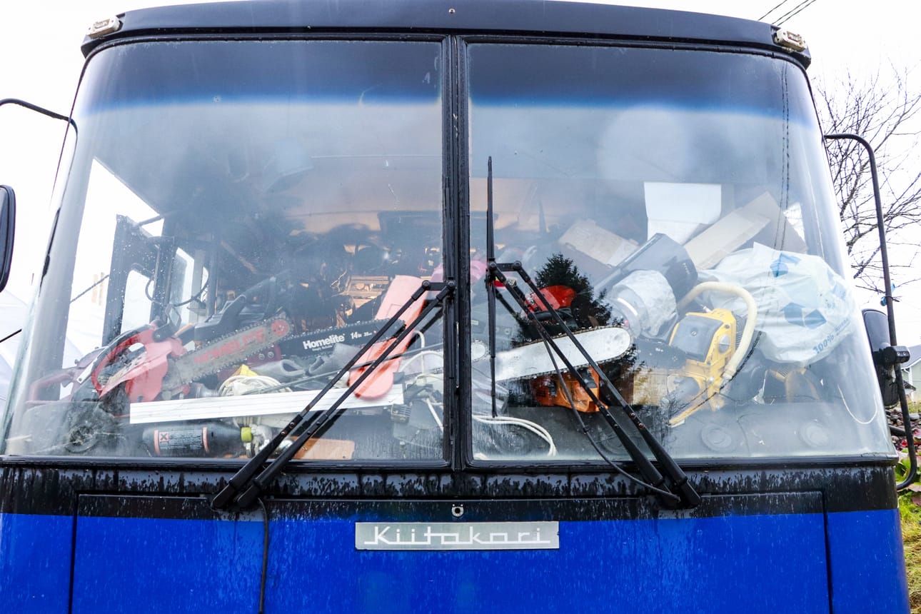 Pihalla oleva vanha kauppa-auto toimii moottorisahaverstaana.