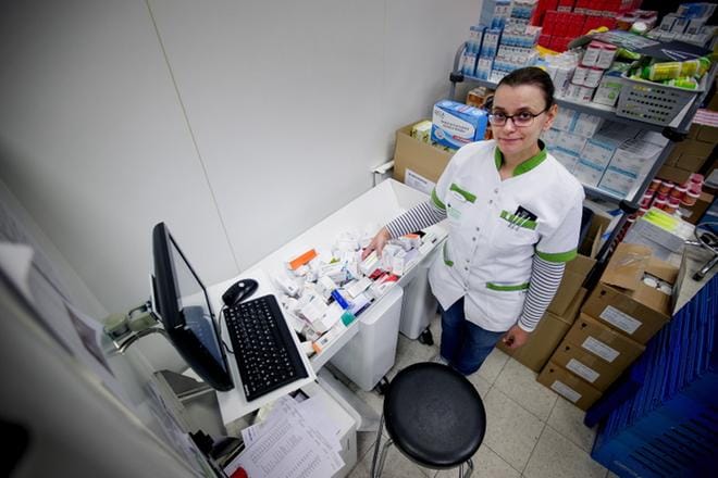 Proviisori Sonja Komsi Hyllykallion apteekista kertoo, että etenkin Questran-nimisen lääkkeen kanssa on ollut toimitusongelmia viime aikoina. Korvaava tuote on kallis, se vaatii erityisluvan eikä sitäkään meinaa saada. Valmisteesta on puutetta myös Saksan markkinoilla, hän toteaa. KUVA: JAAKKO ELENIUS