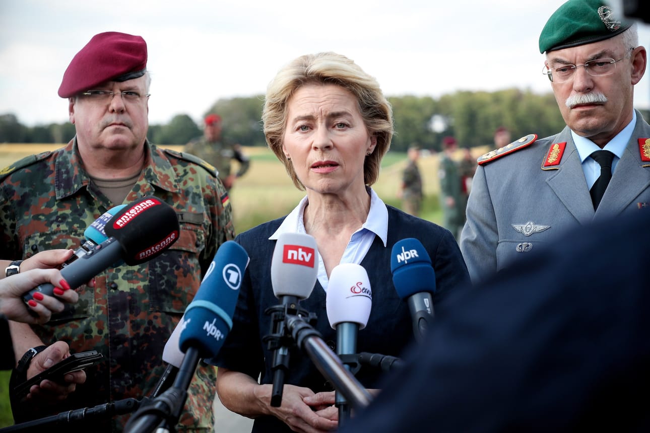 Ursula von der Leyen on toiminut Saksan puolustusministerinä vuodesta 2013. Hän piti maanantaina tiedotustilaisuuden helikopteriturmasta Saksassa.