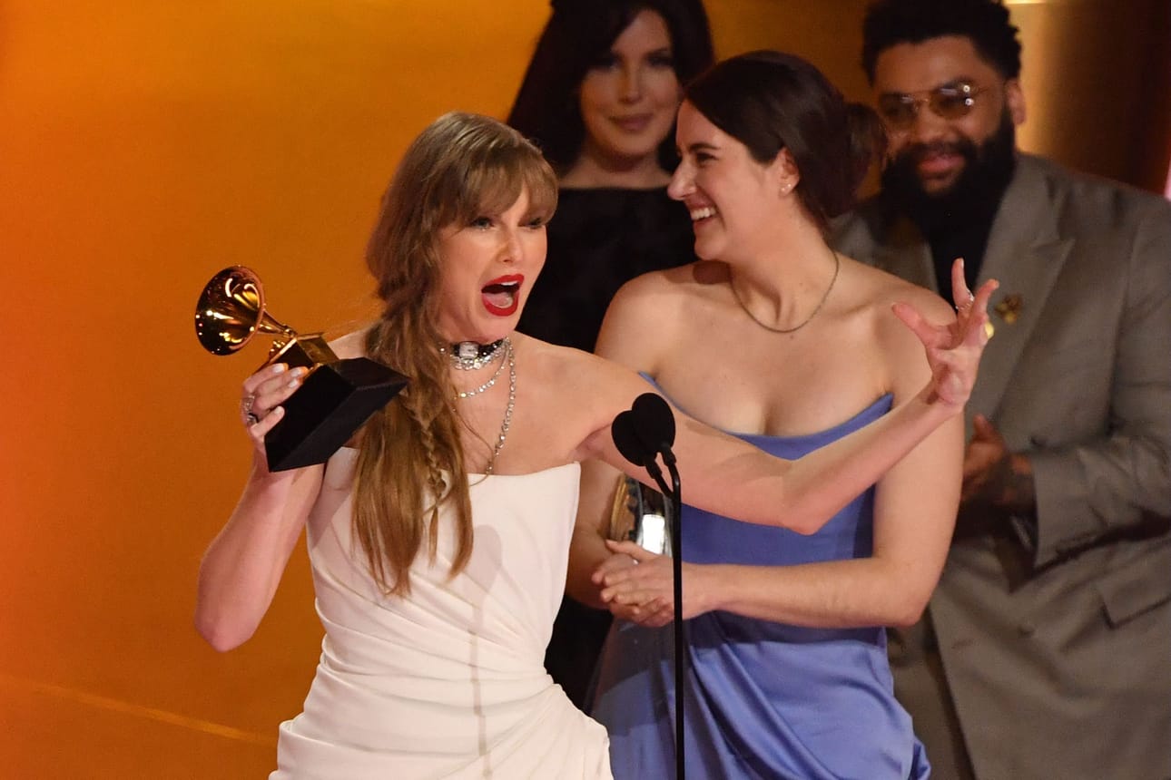 Yhdysvaltalaismuusikko Taylor Swift on tehnyt historiaa ensimmäisenä artistina, joka on voittanut neljä vuoden albumin Grammy-palkintoa. LEHTIKUVA / AFP