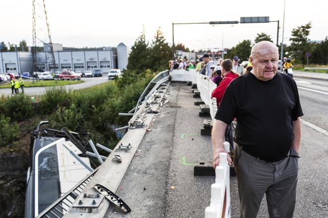 Kuopiolainen Pentti Rissanen on itse ajanut bussia 45 vuoden ajan. Hän ihmettelee, kuinka uudessa bussissa voi olla vikaa jarruissa. KUVA: Matias Honkamaa