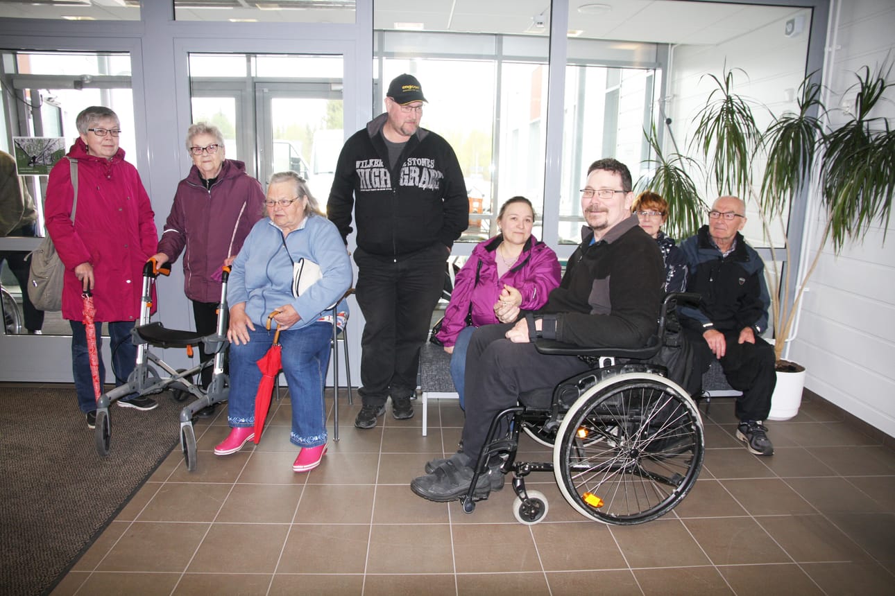 Tässä vielä odotellaan muita kerholaisia. Omaishoitaja Sirpa Kostet lähti ilomielin äitinsä Hilkka Kostetin kanssa luontoretkelle. Hymyillen mukaan tulivat myös Maija Kannisto sekä Ritva ja Jarmo Laitinen ja Jampan henkilökohtainen avustaja Martti Niskanen (seisomassa). Hymyä piisasi myös Limingan terveyskeskuksessa aivoverenkiertohäiriöön sairastuneiden kuntavastaava, fysioterapeutti Seija Sutelalla ja liminkalaiskerholaisella Matti Pietilällä.