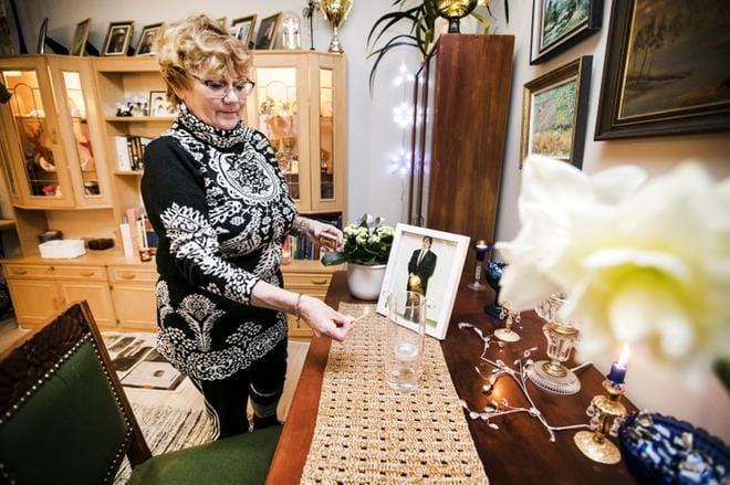 Armi Mäkiniemi sytyttää kynttilän poisnukkuneen miehensä muistoksi. – Ensimmäisenä jouluna tulipalon jälkeen emme polttaneet yhtään kynttilää. Nyt olen antanut itselleni siedätyshoitoa polttamalla kynttilöitä mahdollisimman paljon, Mäkiniemi kertoo. KUVAT: KRISTA LUOMA