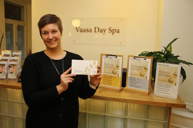 Janica Östergård-Salo kertoo, että puolet Vaasa Day Span myynnistä tulee lahjakorteista. Hän on iloinen siitä, että kiinteistön remontti valmistui hyvissä ajoin ennen joulua. KUVA: JANNE LEHTONEN